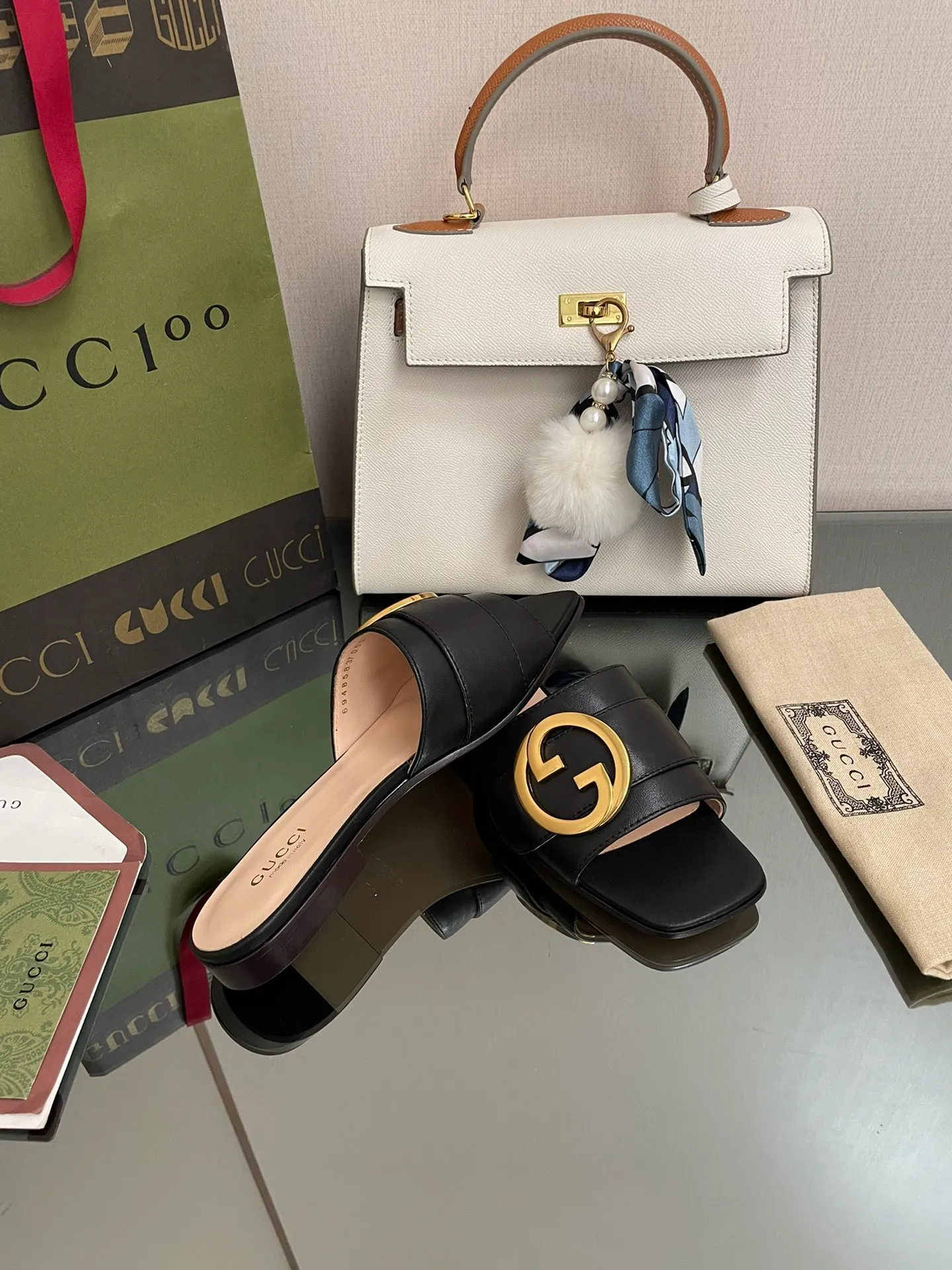 👟👟Ex-factory price 440👟👟 GuCCl high-end boutique 2024 round interlocking double GG new sandals, original and original quality! Every detail has been carefully crafted and can be compared with ZG, the quality is the same!  Fabric: Original customized waxed leather Hardware: Dongguan Dachang mold-opening hardware round interlocking double G buckle Lining/foot pads: High-end custom sheepskin lining Heel height: 1.0CM Outsole: Italian genuine leather sole Size: 35-41 (40 41 customized, non-returnable) Original high-end packaging!  The GucCi Blondie series made its debut in Los Angeles during the "Gucci March of Love" series of fashion shows, showing its outstanding charm on the star-studded Hollywood Walk of Fame. The new series echoes the style shown in the recent series, blending retro aesthetics and modern fashion to integrate different eras! The monogram pattern of the brand founder comes from the archive design of the 1970s, vividly interpreting this mid-heeled shoe💋👏 ●Circular interlocking Double G details. Flat heel ●1.0 cm heel height ●Italian creation Green full set of high-end original packaging